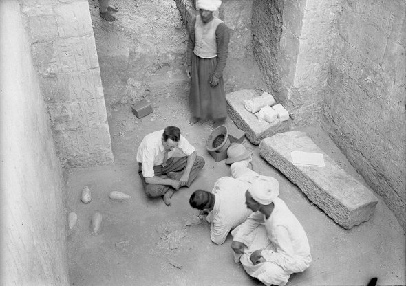Archeologists excavate the tomb of King Aspelta at Nuri. Photo by Mohammedani Ibrahim Ibrahim, Harvard-MFA Boston Expedition, 1913-32.
