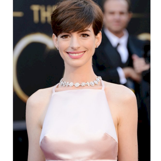 Oscars 2013 - Anne Hathaway in Tiffany & Co.
